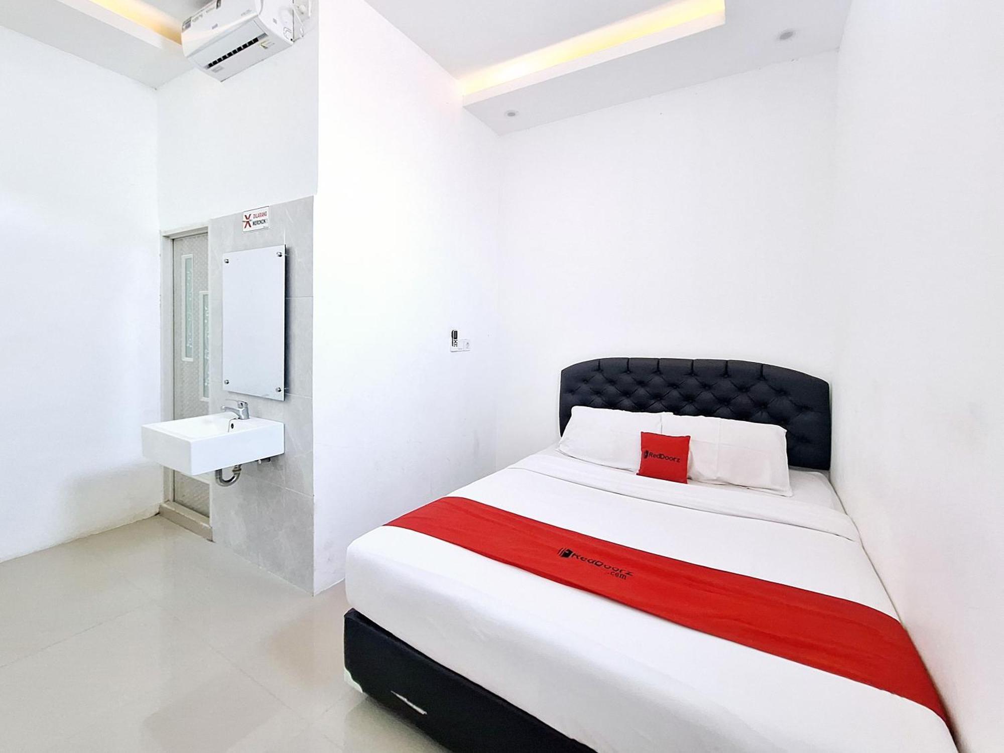 Reddoorz Near Stasiun Kediri Hotell Kediri  Exteriör bild